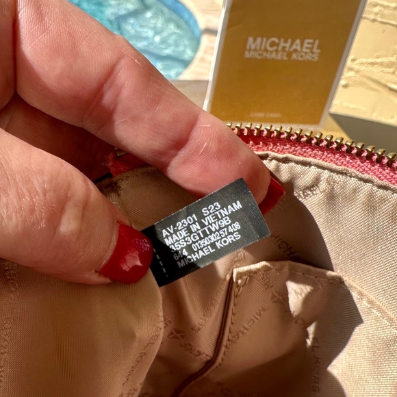 Michael Kors, Large Zip 2 in 1 Card Case and Wristlet - Picture 9 of 11